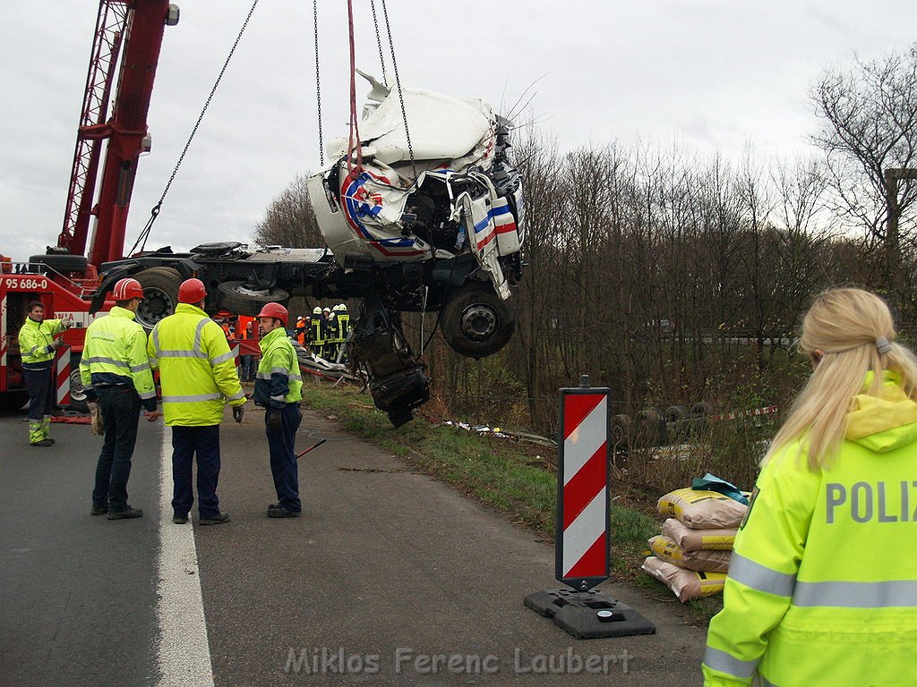 LKW stuerzt um A 3 Rich Frankfurt AK Heumar P0852.JPG